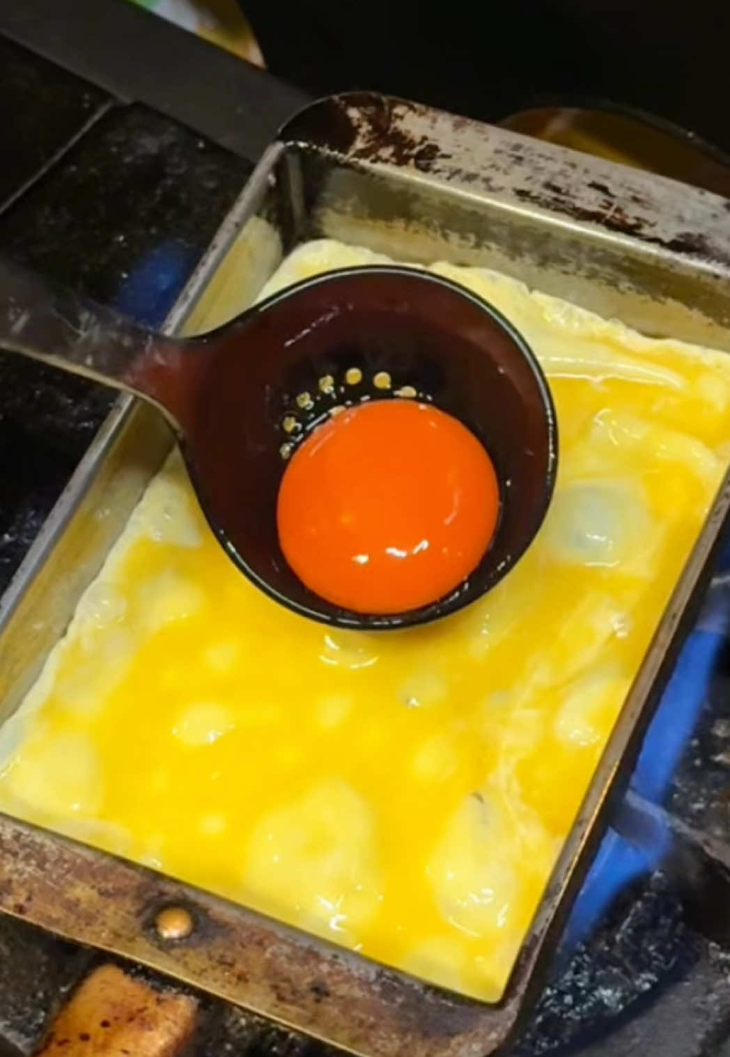 黄身だけを愛した超ジューシーなだし巻き卵🍳  出汁が溢れ出るこちらのお店のだし巻きは、中に半熟の黄身が入った贅沢な一品！ 甘辛く煮たしぐれ煮との相性抜群で本当に美味しい！ 食べ進める事に黄身でまろやかになって美味しかった😋 📍月盗 / 谷町四丁目 ￥1000～/人 ⏰営業時間：11:30〜14:30  💤定休日：日曜日 🏠住所：〒540-0025 大阪府大阪市中央区徳井町１丁目４−１０ イースタン船場ビル  #東京グルメ#大阪グルメ #tiktokfood 