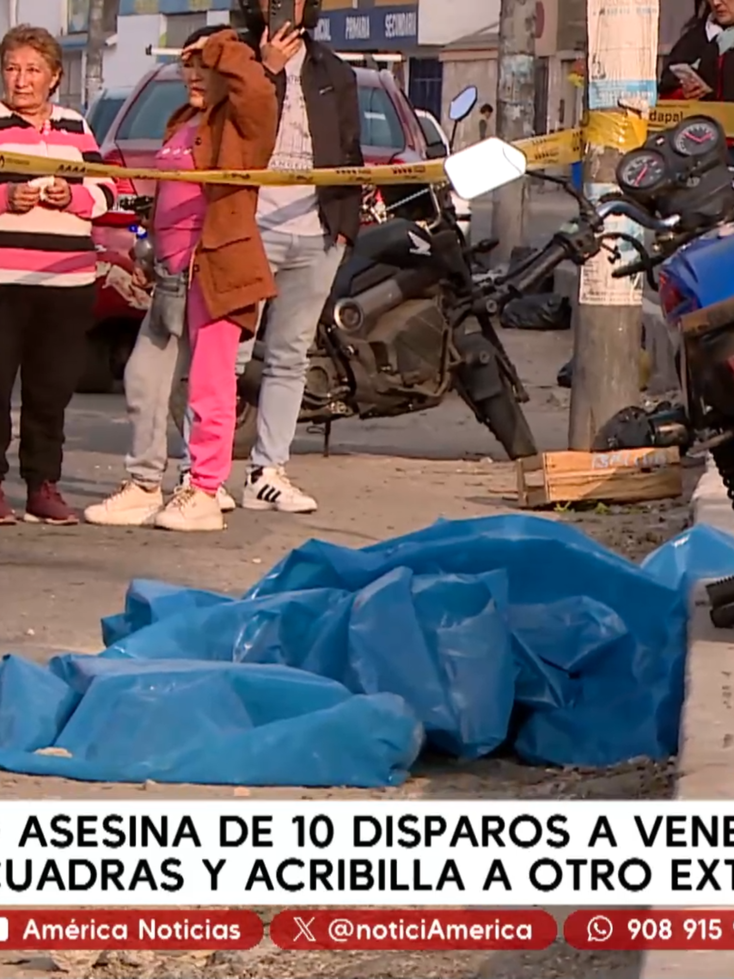 #EdiciónCentral A plena luz del día, un sicario asesinó a dos ciudadanos venezolanos en Los Olivos. A una de las víctimas le disparó 10 veces a quemarropa. La Policía presume un ajuste de cuentas entre bandas criminales [Mira el noticiero completo y 100% GRATIS -Solo Perú- en tvGO] [Link en la BIO ↑]