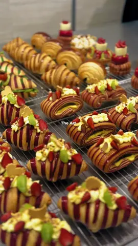 Azyan Artist, and of course the viennoiserie result 😮‍💨🫶 #croissant #croissantsurabaya #viennoiserie 