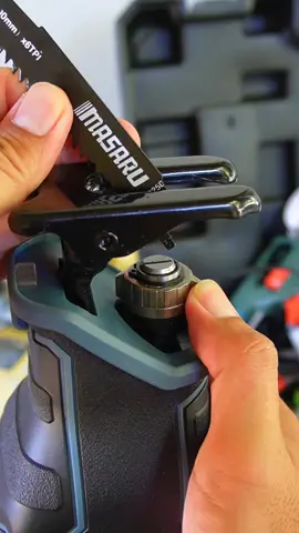 ไร้สาย แต่แรงเหมือนปลั๊ก เลื่อยชักไร้สาย MASARU รุ่น SCSR-440 และ SCSR-445 มอเตอร์แบบ Brushless ไร้แปรงถ่าน ให้แรงคงที่และทนทานต่อการใช้งานต่อเนื่อง รองรับแบตเตอรี่ 20V Power Turbo ใช้งานได้หลากหลายทั้งงานไม้ เหล็ก และท่อ PVC โครงสร้างบาลานซ์ดี ด้ามจับหุ้มยางกันลื่น ช่วยลดแรงสั่นระหว่างตัด เหมาะกับงานภาคสนาม หรืองานติดตั้งที่ต้องการความคล่องตัว #เลื่อยชักMASARU #SCSR440 #SCSR445 #เครื่องมือช่างสนาม #เลื่อยไร้สายBrushless 