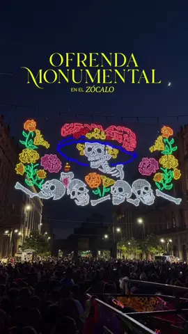 ¡OFRENDA MONUMENTAL DE DÍA DE MUERTOS EN EL ZÓCALO (2025)! 🛕💀💐🩷🫶🏽✨🇲🇽 Así luce la espectacular ofrenda de este año, que estará instalada en la plancha hasta el 2 de noviembre 🗓️. Además de celebrar el Día de Muertos, este 2025 se conmemoran los 700 años de la fundación de México-Tenochtitlán 👑. Por eso, hay un hermoso homenaje a la diosa Tonantzin y un alumbrado temático en todo el Zócalo.  #cdmxsecreta #ofrendamonumental #zocalo #diademuertos #quehacerencdmx 