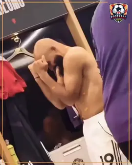 ပရိတ်သ-တ်တွေရှေ့မှာ လူရိုးကြီးဆိုပေမယ့် အဝတ်လဲခန်းထဲမှာတော့ dancer လုံးလုံးဖြစ်နေတဲ့အမ်ဘူမို#manchesterunited #tiktok #fypage #fypシ #fyppppppppppppppppppppppp 