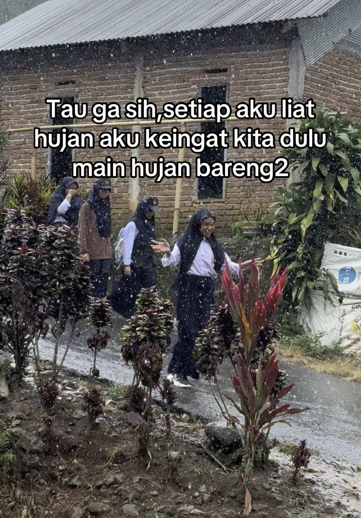 Kita+hujan waktu ituu@inideaaa. @w🍒#hujan#smp#kenangan#masasekolah#rindu#teman#bestfriend#galaubrutal#katakata#xybaca#foryou#4u#xybca#bucin_story#masanyasudahhabis#liriklagu#sadstory#sad