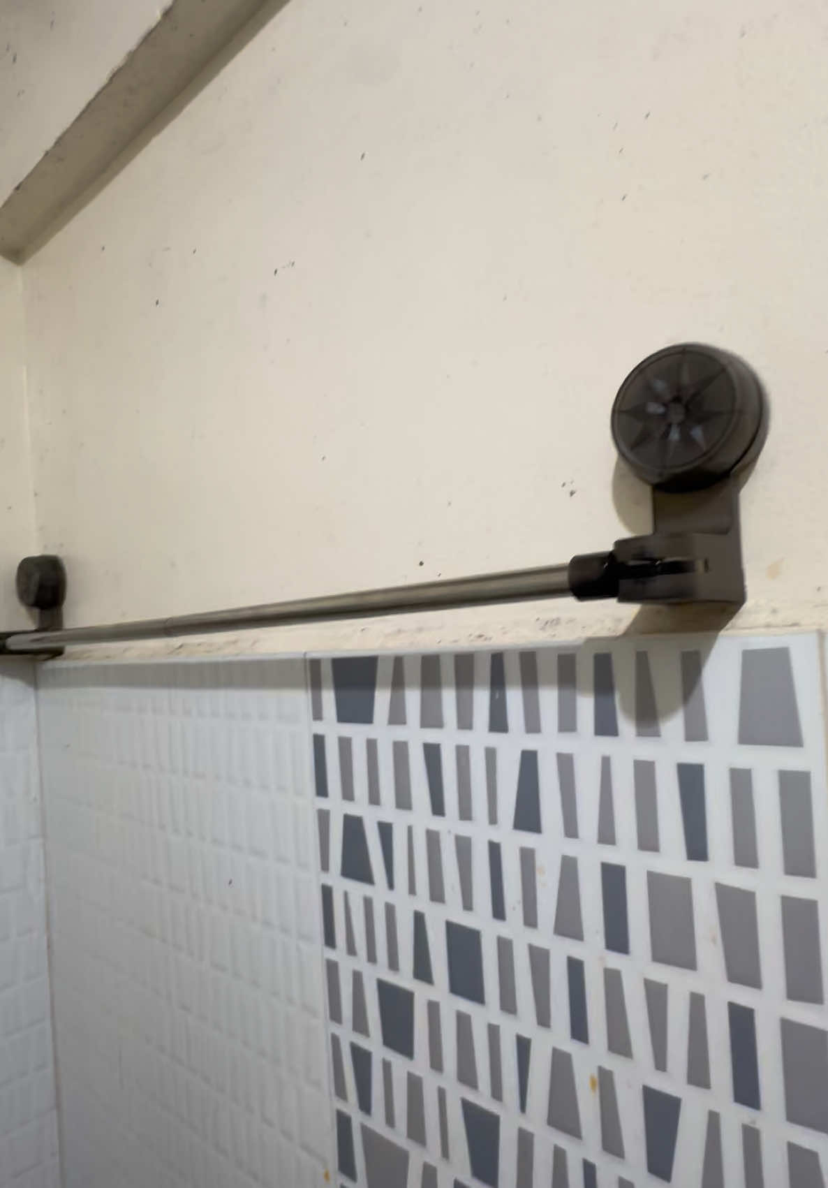 ✨ Housgood Telescopic Suction Cup Towel Rack – adjustable at stainless steel design na madaling ikabit walang butas o pako! 🧺 Perfect para sa tuwalya, tsinelas, o gamit sa banyo — matibay, extendable, at space-saving! 💧👌 #BathroomEssentials #TowelRack #HomeOrganizer #SpaceSaver #NoDrillInstall