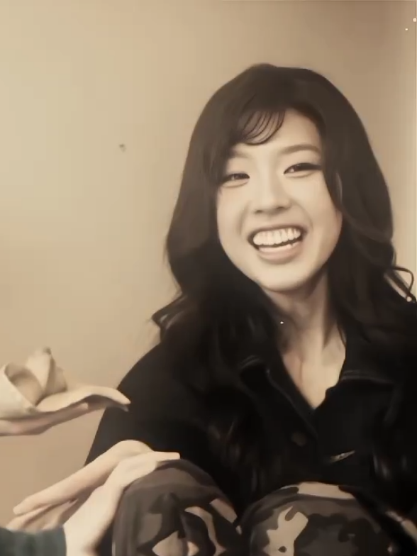 :  Hằng à, cứ vui tươi yêu đời nhé mặc kệ họ nói gì về Hằng . Dù họ lôi ngoại hình của Hằng ra đi nữa thì Hằng vẫn đẹp hơn họ nhiều       #lamoon #2ngay1dem #exsh 