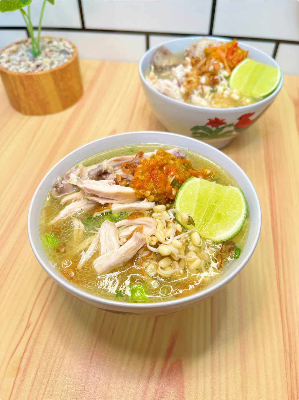 Soto ayam bening aselii ini enak banget 🫶 btw jangan lupa download aplikasi Cici ya gaes untuk memudahkan informasi yang kalian ingin tahu 😍 Resep soto ayam👇 Bahan : - ayam 1/2 ekor  - air 1700 ml - daun bawang seledri secukupnya  - sereh 1 batang  - daun jeruk daun salam secukupnya  - garam, lada bubuk, kaldu bubuk sesuai selera  Bahan Bumbu halus :  - bawang merah 15 buah  - bawang putih 8 buah  - biji pala 1/4 buah  - jinten 1/2 sdt  - kemiri 3 buah  - jahe 5 cm  - ketumbar 1/2 sdm  - lada butir 1/2 sdm  #sotoayambening #sotoayam #cici #id #dola 
