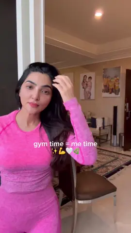 Banyak yg tanya kenapa bunda kurus banget sekarang? Sebener nya kunci jawabannya cuma IF… 5 tahun aku jalanin dari yang mulai salah cara, sampe akhirnya dapet yg paling tepat!! Nanti buat yg mau sehat plus hadiah nya langsing aku bahas tersendiri yaaa 😃 Jujur sebenernya setahun ini cuma turun 5kg, tapi keliatan banget karena mungkin aku kalau kurusan itu wajah duluan yang keliatan😀 nah untuk tubuh, aku tuh dulu hampir dibilang males banget olahraga, tapi pas setahun ini kenal nge-gym jadi ketagihan banget apa lagi pas liat hasilnya 🥰  Seminggu pasti 3/4 kali aku  strength training dan weight lifting.. Disini nggak bisa begitu keliatan karena baju nya ketutup, yg jelas ni badan lemaknya hempas isinya otot semua. Apa lagi pas kalau udah nimbang pake smar scale terjadi peningkatan massa otot tanpa lemak dan perut jadi rata, badan pasti nya lebih sehat 😀 Udah umur 42 tahun gini penting banget buat kita latihan ini. Biasa aku combine sama cardio juga supaya hasilnya lebih maksimal 🥰🫶🏻 #ASHdaily #gym #GymLife 