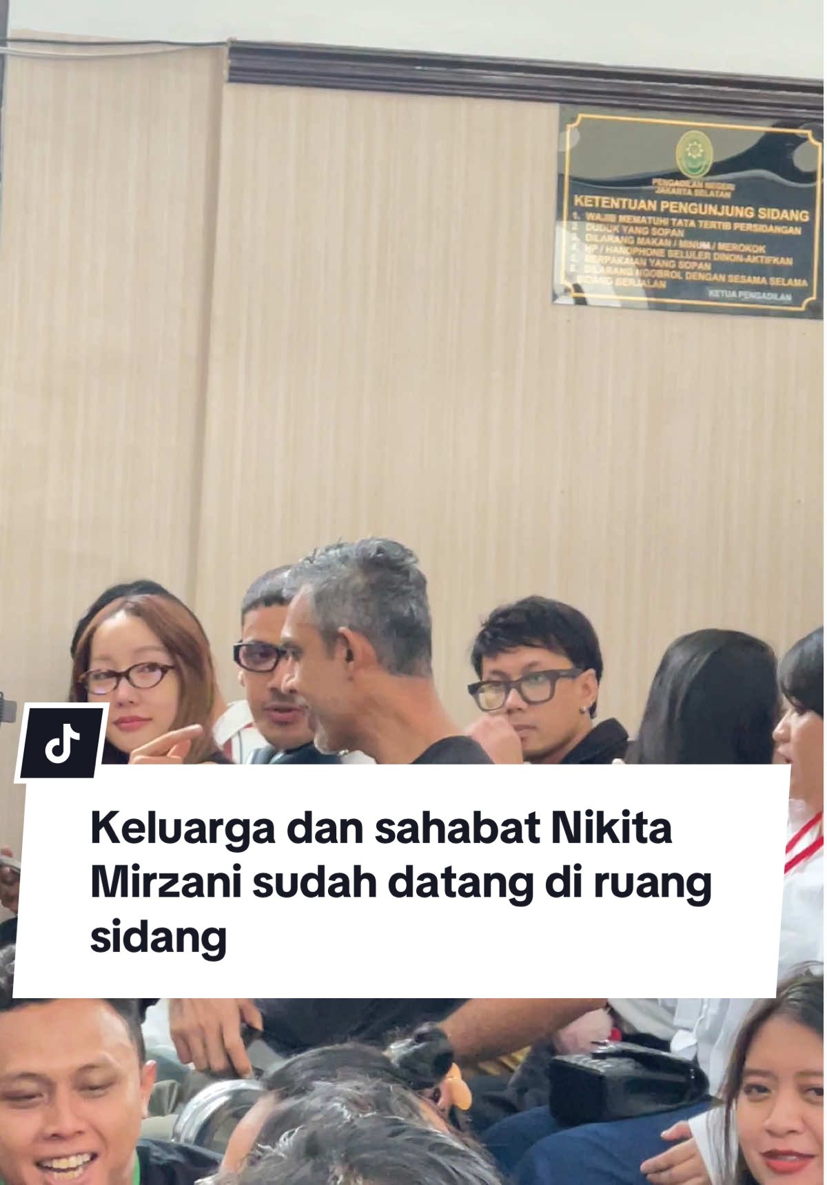Terlihat Keluarga, Saahabat Nikita Mirzani (ka @LUCINTALUNA , Ka Zack , ka Dea ) memasuki ruang sidang untuk memberikan support dan mendengar putusan sidang hari ini #fyp #viral #creatorsearchinsights #fyppppppppppppppppppppppp #tiktok 