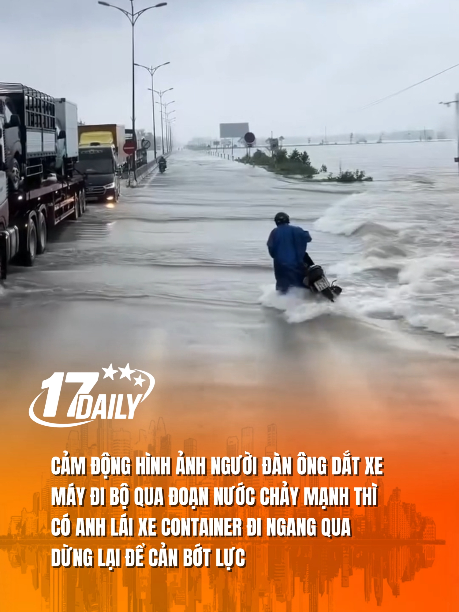 Cảm động hình ảnh người đàn ông dắt xe máy đi bộ qua đoạn nước chảy mạnh thì có anh lái xe container đi ngang qua dừng lại để cản bớt lực. #17daily #17network #bão #ngập #lulut #lulutmientrung #tiktoknews