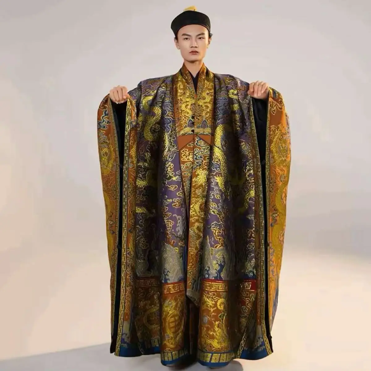 Cửu long trường bào(九龍長袍) Trường bào là áo lễ nghi của đạo sĩ. Pháp sư , mặc khi hành pháp, tụng kinh, khai đàn, trừ tà, cầu an, tế thiên, thượng tấu… Ý nghĩa  Trang nghiêm – lễ pháp Biểu thị tôn kính và nghiêm cẩn trong pháp sự Pháp khí hộ thân Bảo vệ người hành pháp khỏi tà khí, u linh Pháp thân biểu tượng Thay thân phàm, kết nối thiên giới ==== MUA HÀNG IB😊😊 #t#tuphuvanlinht#tuphut#tinnguongthomauvietnamt#tín_ngưỡng_thờ_mẫud#daomauvietnamt#tamtuphut#thuyanhshopt#tamlinht#tamlinhhuyenbiI#Itat#thuỷanhshopp#phapsutrunghoap#phapsutinhkhongx#xuhuongx#xuhuongtiktokd#daomaut#truyenmal#lobanh#huyềnđạoquánd#daogiaothantiend#daogiaovietnamt#tamlinhphongthuyp#phongthuytamlinhp#phongthuyt#tutient#trendingt#trendings#sonlamsontrangt#thanhsonnhatphaiphapsu #thaycung #phuthuy #trending #trend 