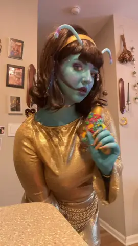 #cosplay #halloweencostume #aliengirl #retroalien #halloweenlover 