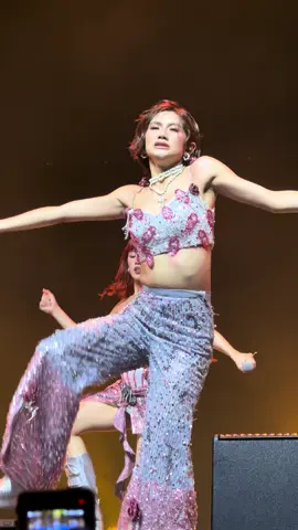 @Sheena Catacutan - Karera dance break @BINI PH  #BINI #BINIVerseWorldTour2025 #BINISheena #Karera #biniversetoronto 