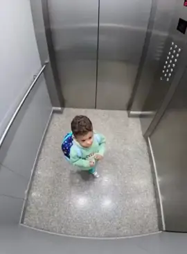 Se quedo sólito en el elevador, pero su FE lo mantuvo en calma. 🫶 #jesus #niño #viral #tiktok #elevador 