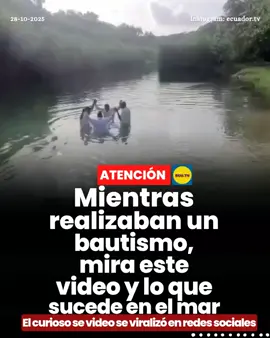#ATENCIÓN | Mientras realizaban un bautismo, mira este video y lo que sucede en el mar 🚨. Mientras se realizaba un bautismo en el mar, ocurrió un hecho que sorprendió a todos los presentes y que quedó registrado en un video que rápidamente se viralizó en redes sociales. El material muestra un momento inesperado y curioso que llamó la atención de los usuarios, recordando cómo la naturaleza puede sorprender incluso en ceremonias llenas de solemnidad y emotividad. El video se compartió ampliamente, generando comentarios y reacciones de admiración y asombro por la escena captada durante este significativo ritual.