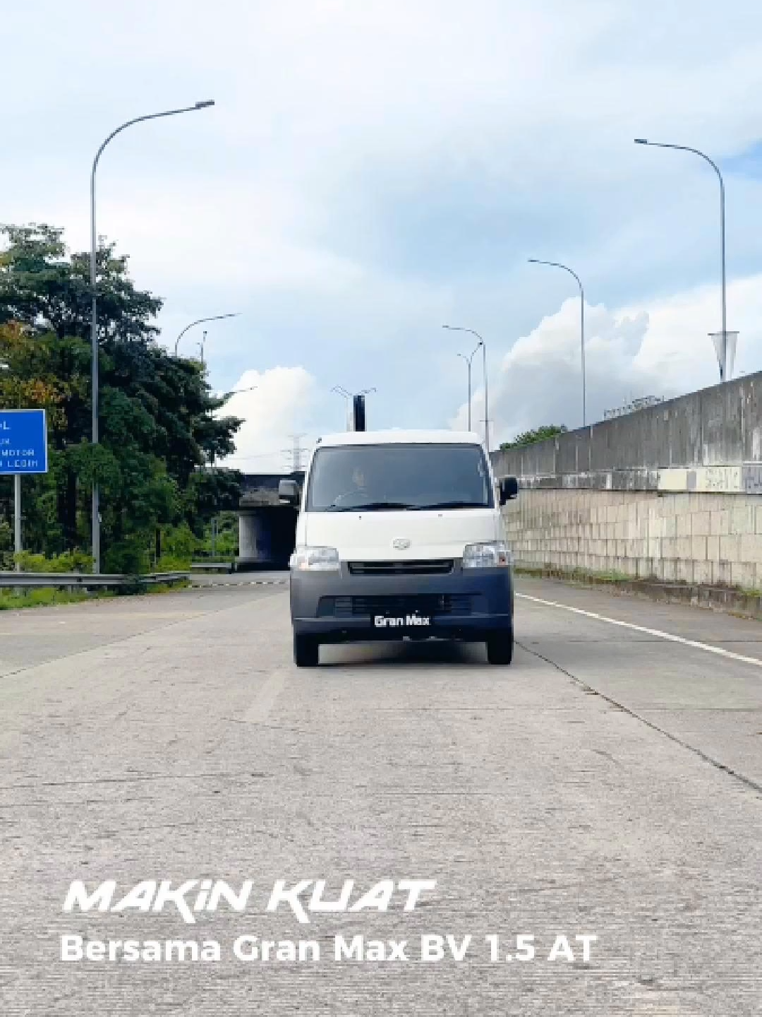 Daihatsu Gran Max BV 1.5 AT hadir dengan mesin berkapasitas 1.500 cc, membuat performanya makin kuat! 💪🚐 Siap bawa lebih banyak, jalan lebih jauh, dan tetap tangguh di setiap perjalanan bisnis. #BahagiaSejakPertama #DaihatsuSahabatku #MakinKuatMakinAmanMakinNyaman