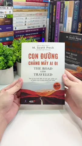 Con Đường Chẳng Mấy Ai Đi – Cuốn Sách Tâm Lý Học Kinh Điển Thay Đổi Cách Con Người Hiểu Về Trưởng Thành Và Tình Yêu. Bạn có bao giờ cảm thấy, càng lớn lên, cuộc sống càng nhiều câu hỏi không có lời đáp? “Con Đường Chẳng Mấy Ai Đi” của Tiến sĩ M. Scott Peck – cuốn sách được mệnh danh là tượng đài của tâm lý học hiện đại – chính là hành trình giúp bạn hiểu vì sao con người khổ đau, cô đơn, và rồi… học cách yêu đúng. Tác phẩm kết hợp giữa tâm lý học và chiều sâu triết học, giải mã bốn nền tảng của sự trưởng thành: kỷ luật – tình yêu – tín ngưỡng – và trí tuệ tâm hồn. Ông chỉ ra rằng: mọi vấn đề trong cuộc đời đều bắt đầu từ việc bạn né tránh thực tại. Và khi bạn ngừng trốn chạy, bạn mới thật sự bước vào hành trình chữa lành. Không có lời an ủi, không có công thức nhanh. Chỉ là những câu hỏi khiến bạn buộc phải đối diện với chính mình – trần trụi, nhưng cần thiết. Cuốn sách này đã làm thay đổi cách hàng triệu người nhìn về cuộc đời, tình yêu và chính nỗi đau của họ. Nếu bạn đang tìm một cuốn sách có thể lay động lý trí, chạm vào cảm xúc và đánh thức phần người sâu nhất của chính mình – “Con Đường Chẳng Mấy Ai Đi” chính là hành trình bạn không thể bỏ lỡ.#kinhnghiemsong_book #sach #sachhay #conduongchangmayaidi 