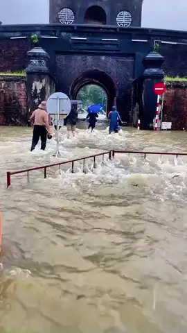 #xuhuong  Thương bà con đồng bào HUẾ. Hiện tại ở Huế, nước vẫn đang dồn về trung tâm thành phố và dâng rất cao.