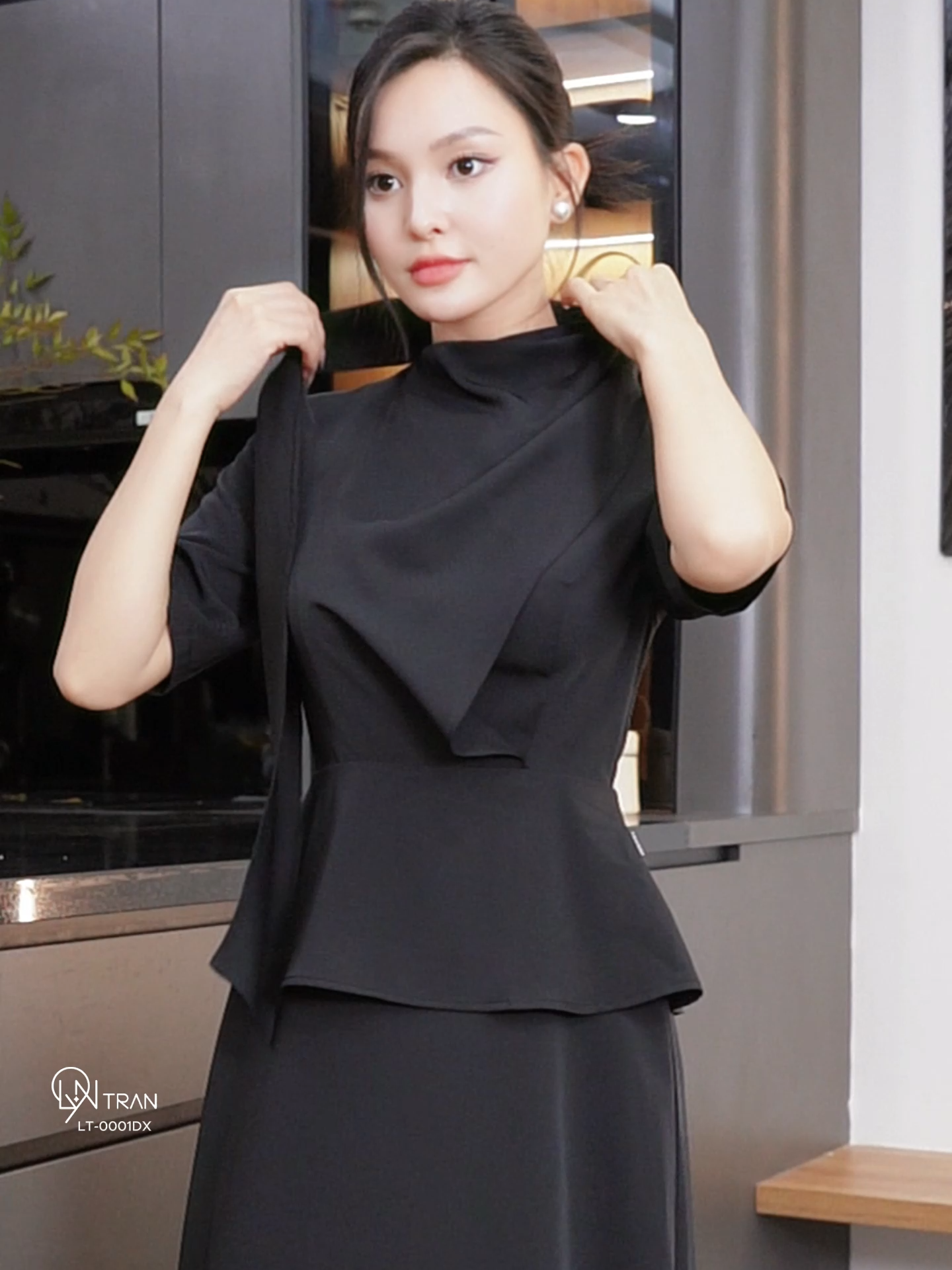 Mềm mại, tinh tế, nhưng luôn khiến người đối diện phải dừng lại. #LynTran