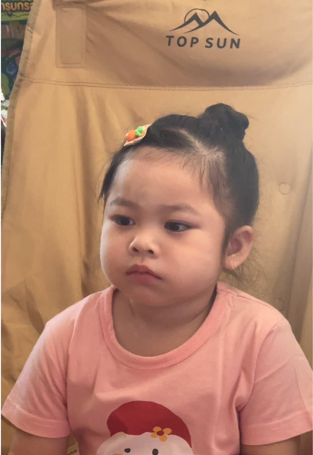 แม่ค้าตัวจิ๋วมาเฝ้าหน้าร้านเป็นเพื่อนค่าแรงวันนี้ข้าวไข่เจียว 1 ถ้วยค่ะ😆#น้องปริ๊งค์ลูกแม่ป้อน #แม่และเด็ก #ลูกสาว #ลูกสาวพ่อ 