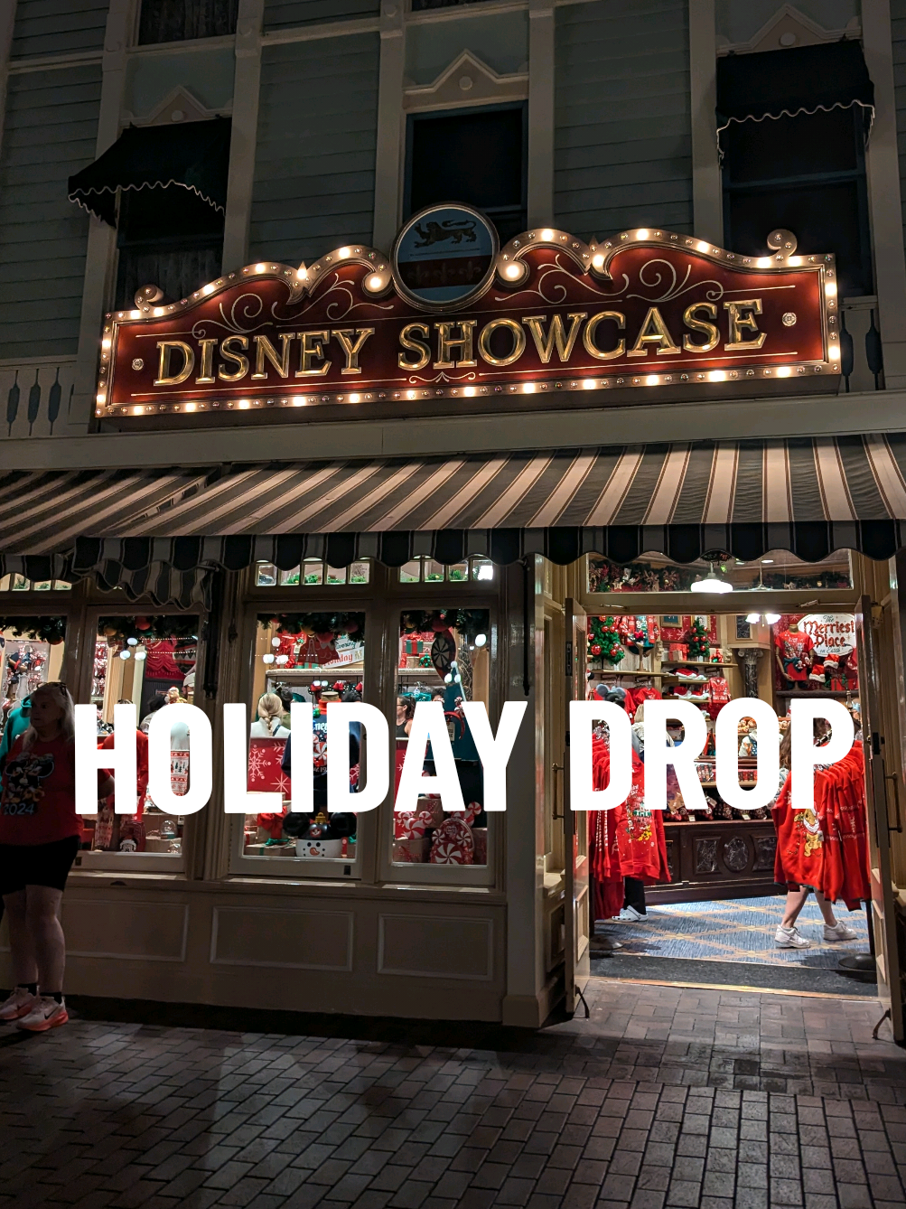 practiced some self control and didn't get anything but I 100% know which ears I'm getting once November hits. 🎅🏼🦌 #disneylandholidays #holidaymerch #disneylandmerchandise #disneylandpark 