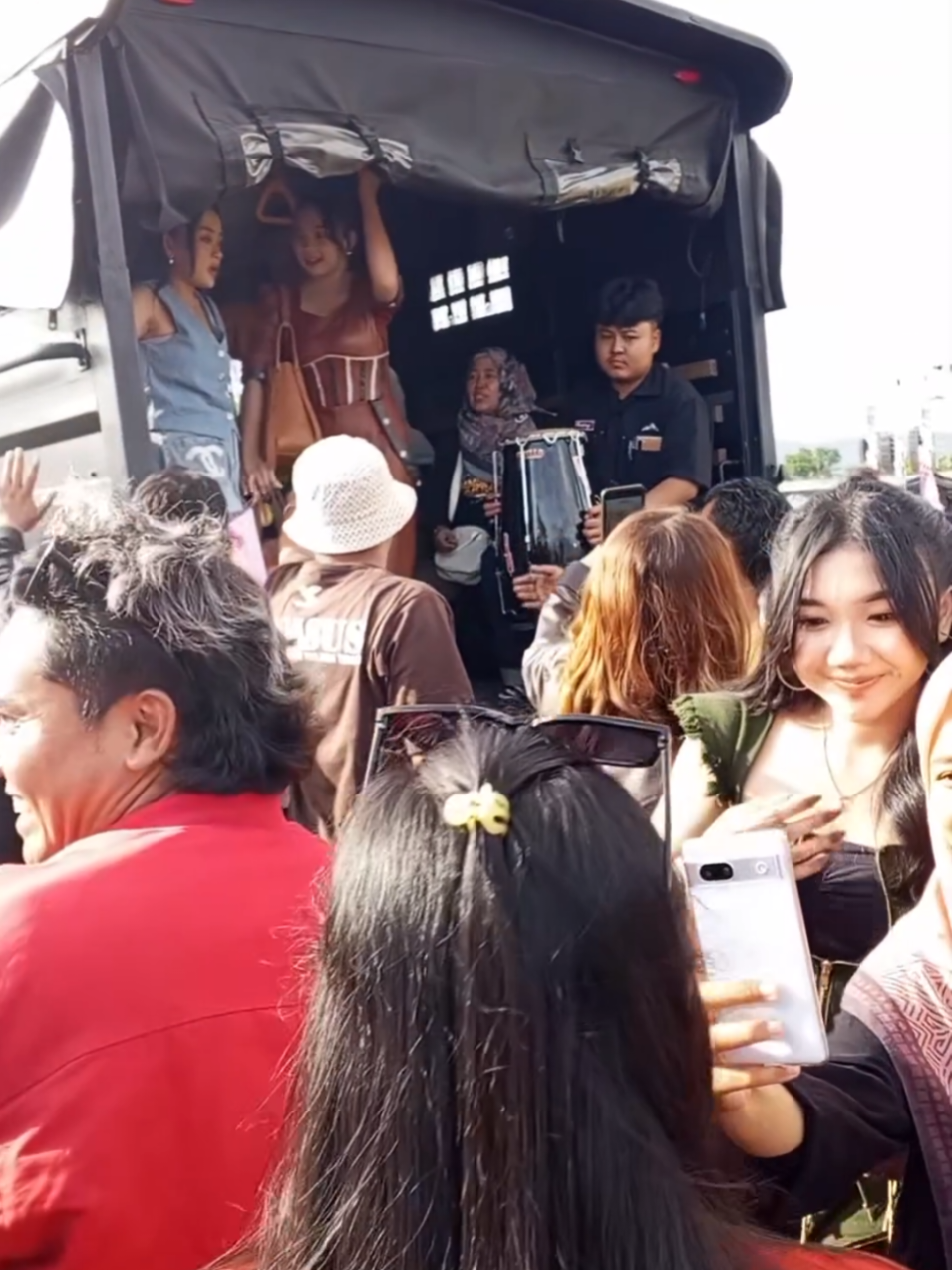 Adella Girls turun dari mobil brimob  #omadella #lusyanajelita #cantikanuswantoro #nurmapaejah #difarinaindra 