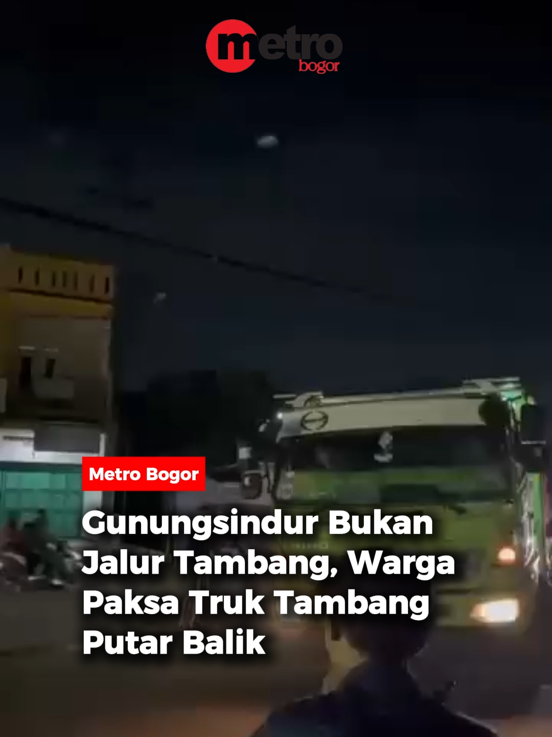 Sejumlah truk tambang dipaksa putar balik oleh warga saat melintas di Jalan Pahlawan, Cibinong–Gunungsindur, Kabupaten Bogor. Aksi tersebut dilakukan karena warga menilai jalan di kawasan itu terlalu sempit untuk dilalui kendaraan berat  Warga berharap aparat dan pihak terkait menertibkan aktivitas truk tambang yang kerap melintas di jalan permukiman, sebab selain membahayakan pengguna jalan lain, juga merusak kondisi infrastruktur. 🎥: Kiriman #metrobogor #bacametrobogor #truktambang #wargapaksaputarbalik #gunungsindur #bukanjalurtambang #kendaraanberat