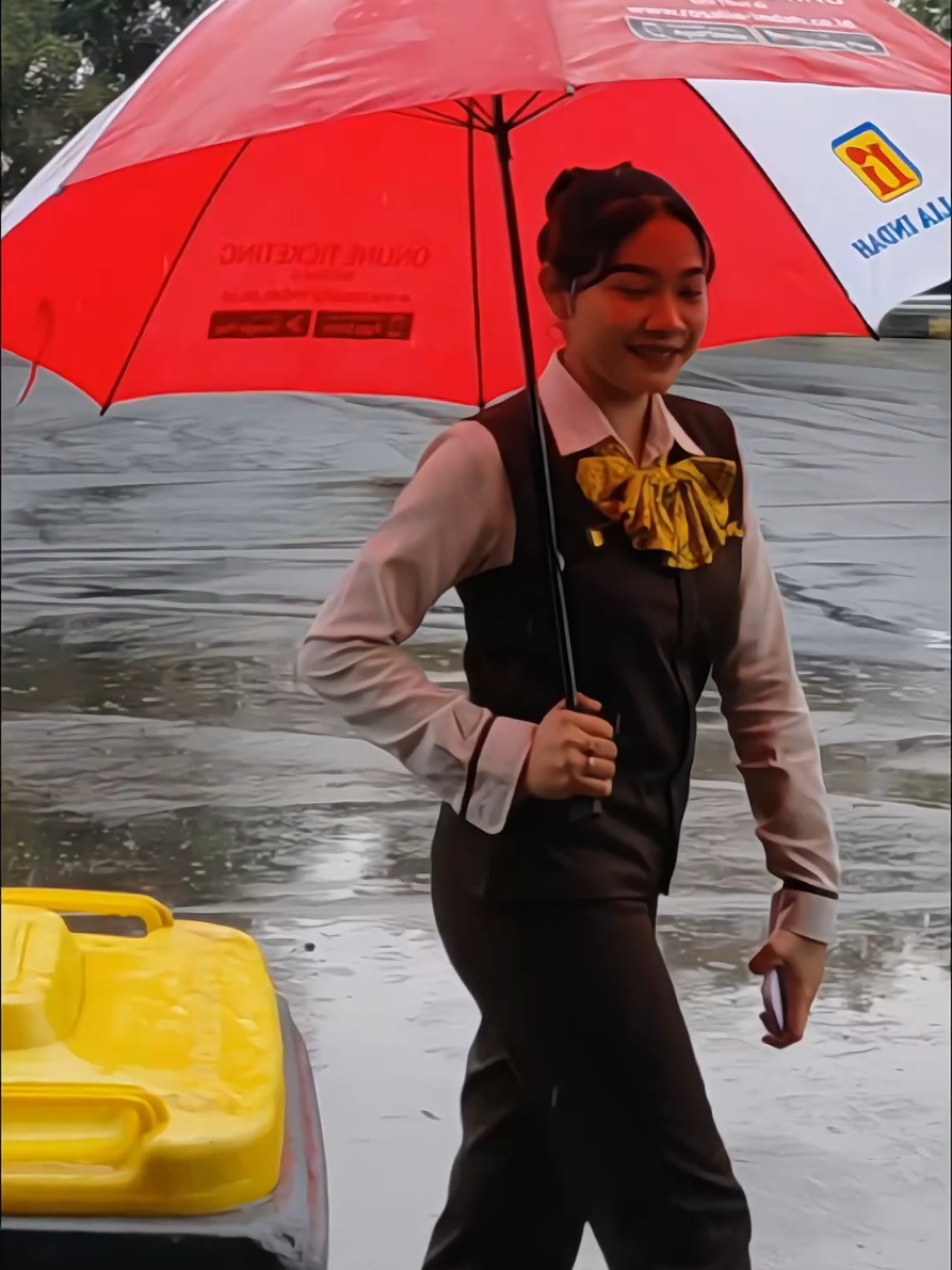 ingatt..!!kalo hujan itu ingat payung,jangan ingat mantan...😊🤣🔥@rinievanovita_  #pramugarirosaliaindah #fyppppppppppppppppppppppp #pramugari 