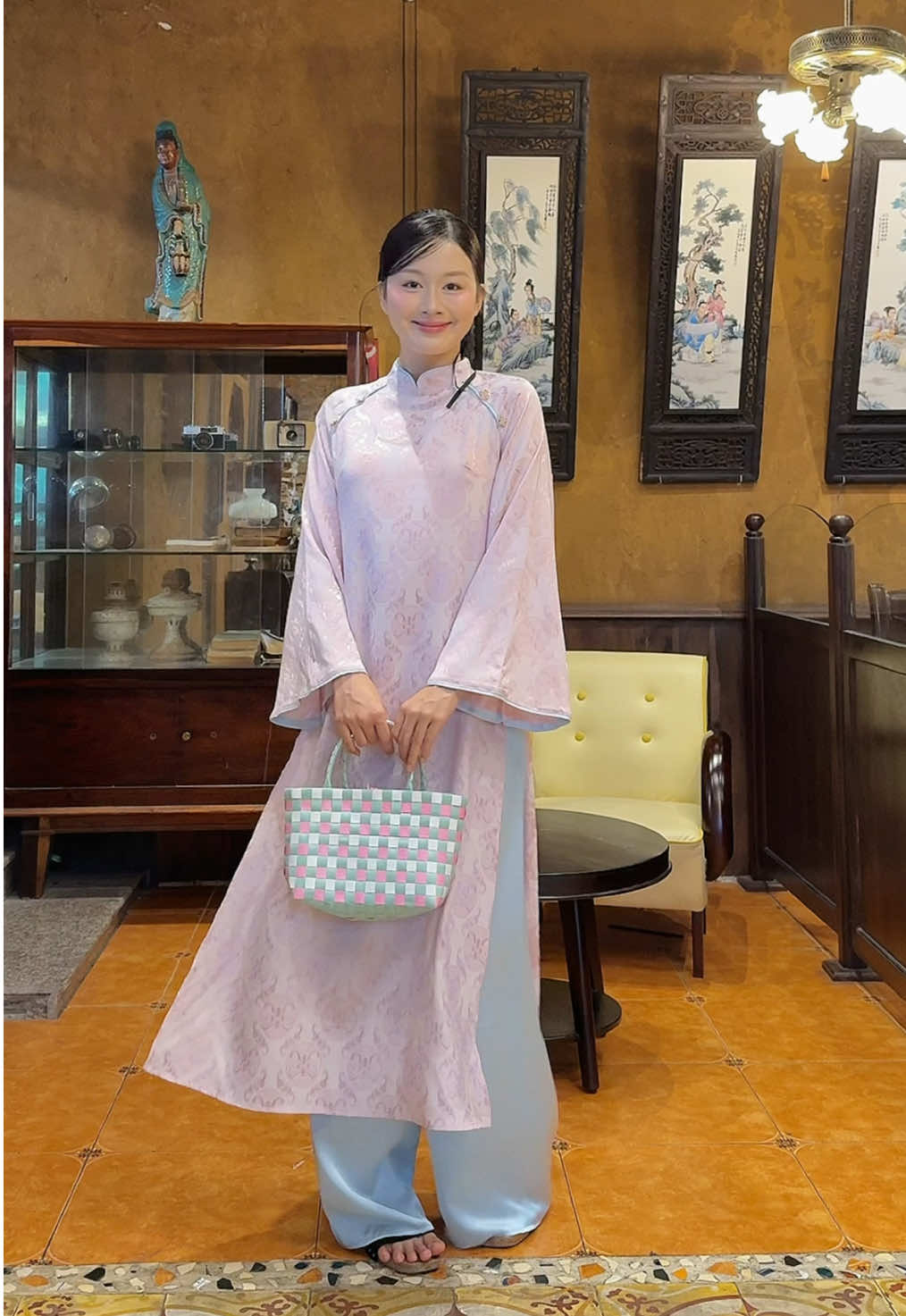 28.10 không khí lạnh về Đà Nẵng  Mang liền không khí Tết 2026 về đi ahh ~~ Elm Như dịu khaa với Áo dài lụa Du Miên phiên bản màu hồng có in chữ Thọ lên sóng 11h 29.10 nah 🧧🧧 #trending #viralvideo #aodaitet #chupanhtet #tet2026 