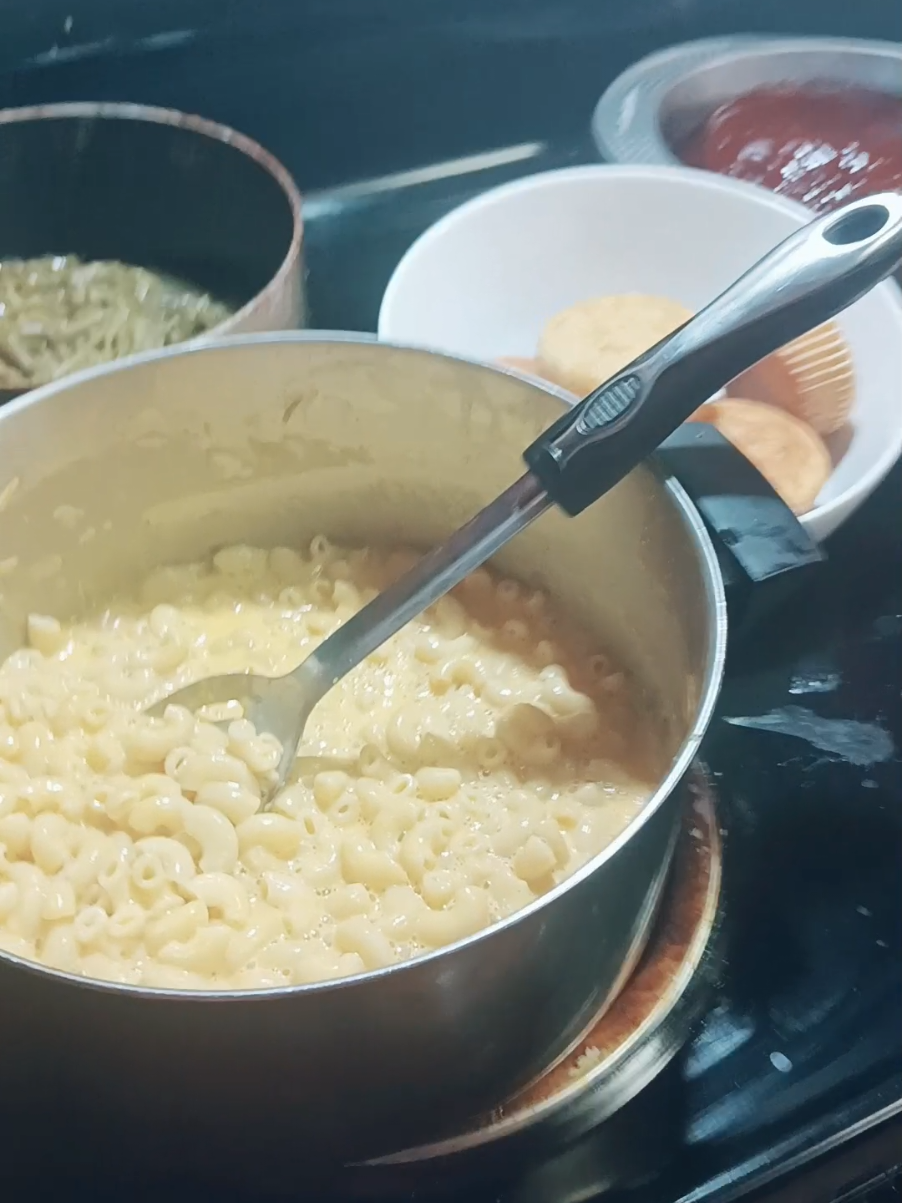 I normally don't speak on things but this foodstamps / Snap/ EBT conversation is working my nerves. Food Stamps is a supplemental program it's to assist.  #foodstamps  #fyp #ebt #hungry #food 