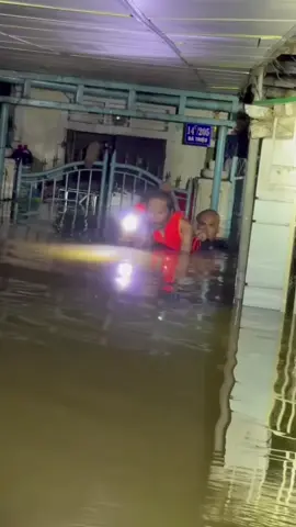 Huế Lũ Tràn Về Cứu Người Trong Đêm. #lumientrung #huế #tintuc24h #xuhuongtiktok #dangthanhnha 