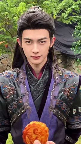 ที่ถือถ่ายอยู่ หลังจากนั้นคือกินไปทั้งชิ้นนะนั่นน555555555 #เฉินเฮ่ออี้ #chenheyi #อริรักลิขิตใจ #fatedhearts #chineseactor 