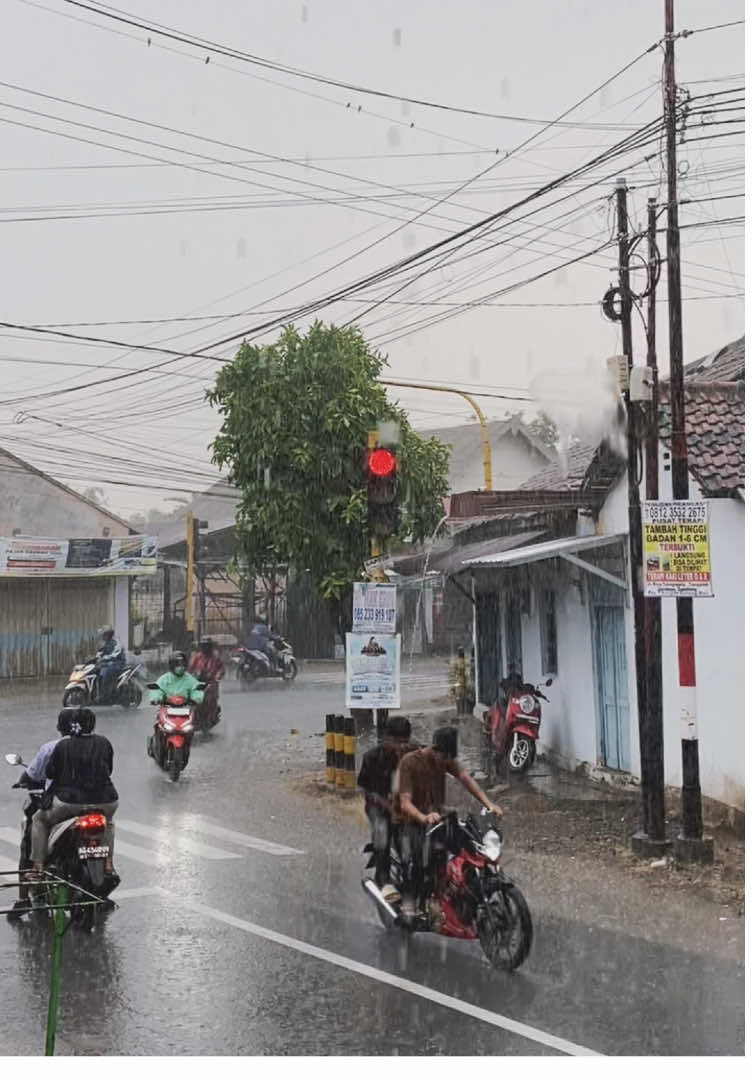 hujan vibes🌧️ #mentahan #mentahanvideo #bahan #bahanswmu #hujan #lampumerah #fyp #masukberanda 