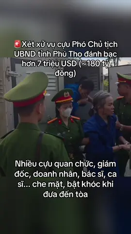 Sáng 28/10, TAND TP Hà Nội đưa 141 bị cáo trong vụ đá*h bạc hơn 106 triệu USD tại khách sạn Pullman, Hà Nội ra xét xử theo trình tự sơ thẩm. Theo ghi nhận của PV ĐS&PL, đến khoảng 7h30 sáng, đoàn xe chở các bị cáo đã đến TAND TP Hà Nội. Một số nữ bị cáo che mặt, bật khóc khi bước xuống xe. Trong số những người bị đưa ra xét xử có nhiều doanh nhân, giám đốc, tổng giám đốc, ca sĩ, bác sĩ, người đã nghỉ hưu, cán bộ và cả người nước ngoài.  Có 136 người bị truy tố về tội Đá*h bạc, trong đó có các bị cáo:  - Hồ Đại Dũng (cựu Phó Chủ tịch UBND tỉnh Phú Thọ),  - Ngô Ngọc Đức (nguyên Bí thư Thành ủy Hòa Bình - tỉnh Hòa Bình),  - Đỗ An Tuấn (nguyên Chi cục trưởng Chi cục Quản lý chất lượng Nông Lâm sản và Thủy sản – Sở NN&PTNT tỉnh Phú Thọ),  - Nguyễn Xuân Huệ (nguyên Phó trưởng phòng Khoa giáo văn xã, Văn phòng UBND tỉnh Phú Thọ),  - Nguyễn Thu Thủy (Tổng giám đốc Công ty Cổ phần Tư vấn thiết kế kiểm định giao thông xây dựng và Thi công xây lắp),  - Chu Đình Tuấn (bác sĩ), Lê Thế Chiến (nguyên Phó TBT Tạp chí Thanh tra Chính phủ)... (các địa danh, đơn vị đều trước sáp nhập - PV). Liên quan đến vụ án, 5 bị cáo khác bị truy tố về tội Tổ chức đánh bạc gồm: Phan Trường Giang (Giám đốc Chi nhánh CLB Doanh nghiệp Việt Kiều - King Club thuộc Công ty Việt Hải Đăng), Nguyễn Đình Lâm (Phó Tổng giám đốc Công ty Việt Hải Đăng) và 3 người mang quốc tịch Hàn Quốc gồm: Cho Choon Keun, Shim Hawn Hee, Choi Jin Bok (đều là Quản lý Chi nhánh CLB Doanh nghiệp Việt Kiều - King Club thuộc Công ty Việt Hải Đăng). Theo cáo buộc, CLB King Club ở địa chỉ tầng 1, khách sạn Pullman, số 40 Cát Linh, Hà Nội thuộc Công ty Việt Hải Đăng, là doanh nghiệp được cấp phép kinh doanh trò chơi điện tử có thưởng (TCĐTCT) dành cho người nước ngoài. Lợi dụng sơ hở trong công tác kiểm tra, giám sát của các cơ quan chức năng trong việc thực hiện các quy định của Nghị định số 121/2021/NĐ-CP ngày 27/12/2021 của Chính phủ về kinh doanh TCĐTCT dành cho người nước ngoài và để có lợi nhuận, thu lời bất chính, sau khi ký kết hợp đồng quản lý, vận hành King Club giữa Công ty HS với Công ty Việt Hải Đăng, Kim In Sung thuê và chỉ đạo Cho Choon Keun, Choi Jin Bok, Shim Hawn Hee phối hợp với Phan Trường Giang và Nguyễn Đình Lâm tổ chức đánh bạc trái phép tại King Club.  Từ ngày 4/2-22/6/2024, các bị cáo đã tổ chức cho 145 người Việt Nam đánh bạc trái phép tại King Club. Cáo trạng xác định Kim In Sung là chủ mưu, cầm đầu, chỉ đạo các hoạt động tổ chức đánh bạc cho người Việt Nam và được hưởng 100% lợi nhuận.  Cho Choon Keun, Choi Jin Bok, Shim Hawn Hee thay ca nhau trực tiếp giúp sức cho Kim In Sung trong việc quản lý, điều hành, giám sát, thu, chi tiền để duy trì các hoạt động của King Club và cùng Phan Trường Giang, Nguyễn Đình Lâm tổ chức đánh bạc trái phép. Cáo buộc cho rằng, ngoài những người bị truy tố tội Tổ chức đánh bạc, có 136 bị cáo vướng tội Đánh bạc đều là người Việt Nam, có hiểu biết và nhận thức rõ các quy định của pháp luật cấm người Việt Nam đánh bạc dưới hình thức TCĐTCT nhưng vẫn thực hiện hành vi đánh bạc thắng, thua bằng tiền với người quản lý, vận hành của King Club thông qua các máy TCĐTCT. Tổng số tiền cộng dồn mà các bị can đã sử dụng để đánh bạc là hơn 106 triệu USD (tương đương hơn 2.576 tỷ đồng). Kim In Sung thu lợi bất chính số tiền hơn 9,2 triệu USD (tương đương hơn 222 tỷ đồng) từ tổng số tiền mà các bị can đã đánh bạc bị thua. Thông tin theo báo Pháp Luật #xuhuong #phutho #phutho19 #tintuc 