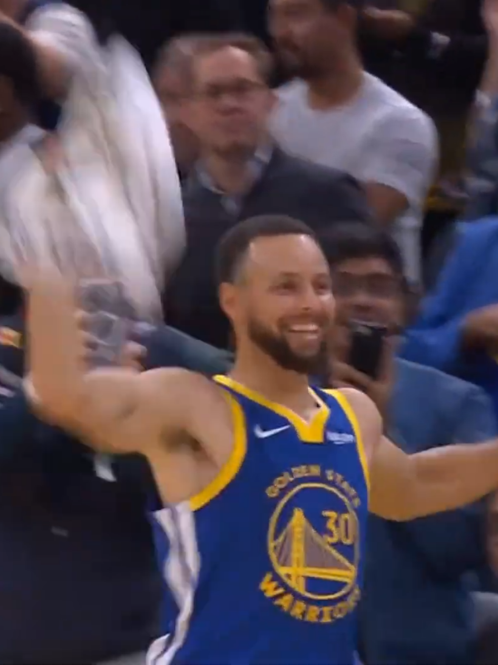 Steph Curry hyped as Pat Spencer posts up his brother Cam Spencer at end of game 😂 #LIVEIncentiveProgram #LIVEStory #PaidPartnership #nbaregularseason #nbamovers 