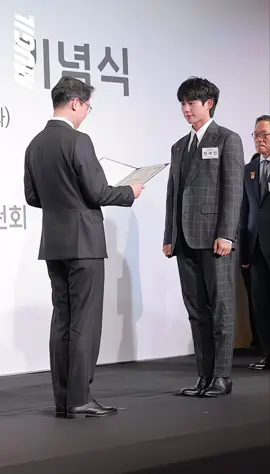 Jung Haein nhận bằng khen của Thủ tướng trong “Ngày tài chính” lần thứ 10 🎉💐  ❤️ Anh được ghi nhận vì đã tham gia các chương trình giáo dục tài chính, hoạt động thiện nguyện bền bỉ và thúc đẩy văn hóa tiết kiệm, chia sẻ trong cộng đồng. ❤️ Hình ảnh “người trẻ gương mẫu trong quản lý tài chính và sống có trách nhiệm” của anh được đánh giá rất cao. #junghaein #정해인 