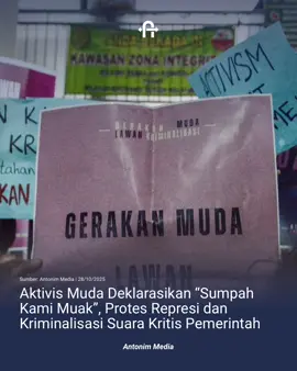 Sejumlah aktivis muda yang tergabung dalam Gerakan Muda Lawan Kriminalisasi menggelar deklarasi bertajuk “Sumpah Kami Muak” di depan Pengadilan Negeri Jakarta Selatan, Senin (27/10). Aksi ini menjadi bentuk perlawanan terhadap praktik pemerintahan yang dinilai semakin menekan kebebasan berekspresi dan hak sipil warga negara, bertepatan dengan sidang praperadilan aktivis Delpedro Marhaen Rismansyah yang ditolak hakim. Dalam deklarasi tersebut, para aktivis menegaskan bahwa represi terhadap suara kritis hanya akan memperkuat semangat perlawanan kaum muda. Mereka menyerukan agar negara menghentikan kriminalisasi terhadap masyarakat sipil dan membuka kembali ruang demokrasi yang kian menyempit.   #AntonimMedia #Aktivis #Sidang #DelPedro #KebebasanBerpendapat