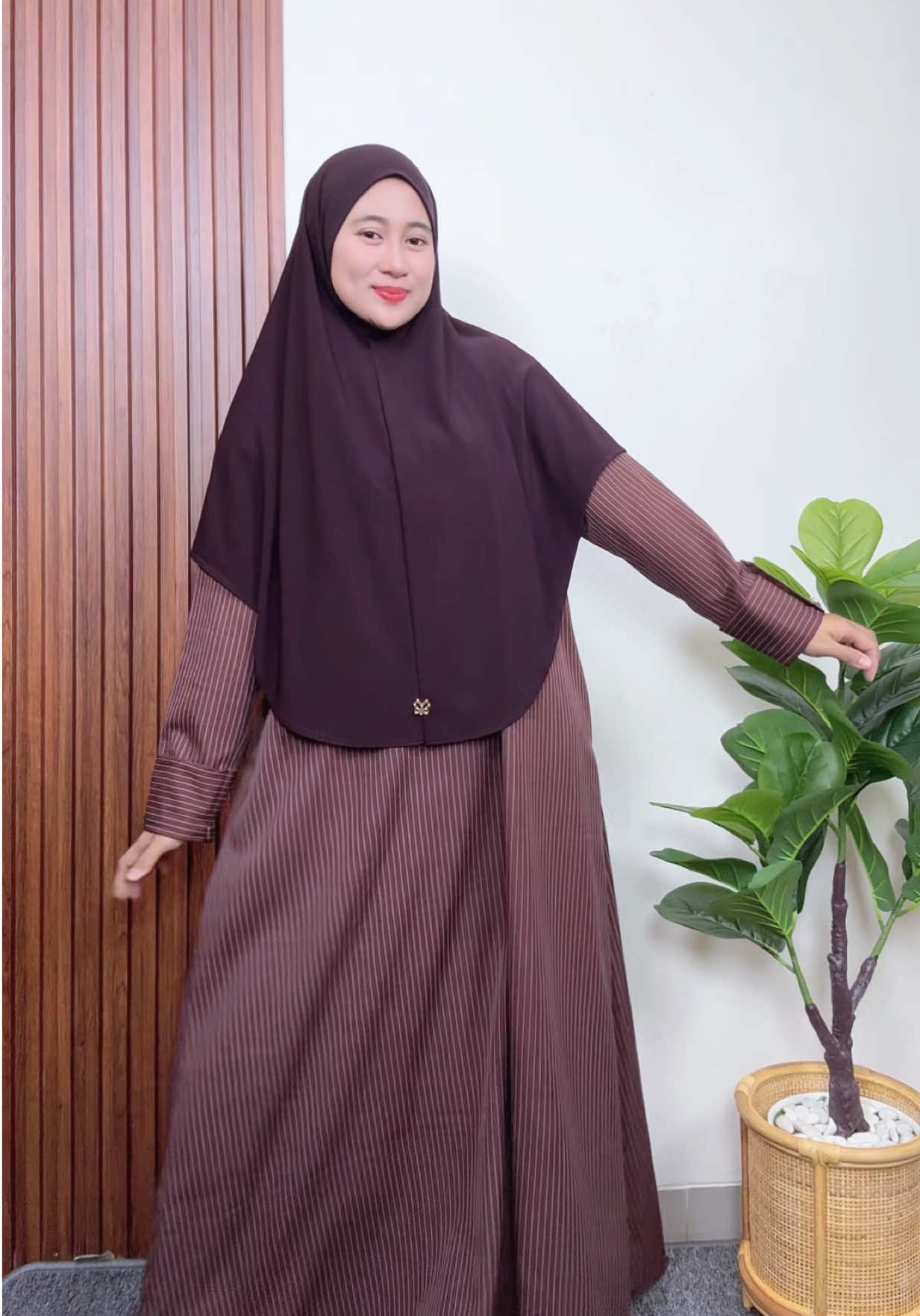 Gamis Naura Warna Mahogani #gamis #gamiskekinian #abaya #abayastyle 