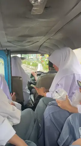 kakek ini sabar bgt masyaallah🥺 disaat kita mau naik angkot kakek ini, tiba tiba ada ibu² yg nyuruh kita naek ke angkot suaminya, dan maksa bgt ibu ibunya sampe sikakek dibentak,trus tbtba kakenya bilang 