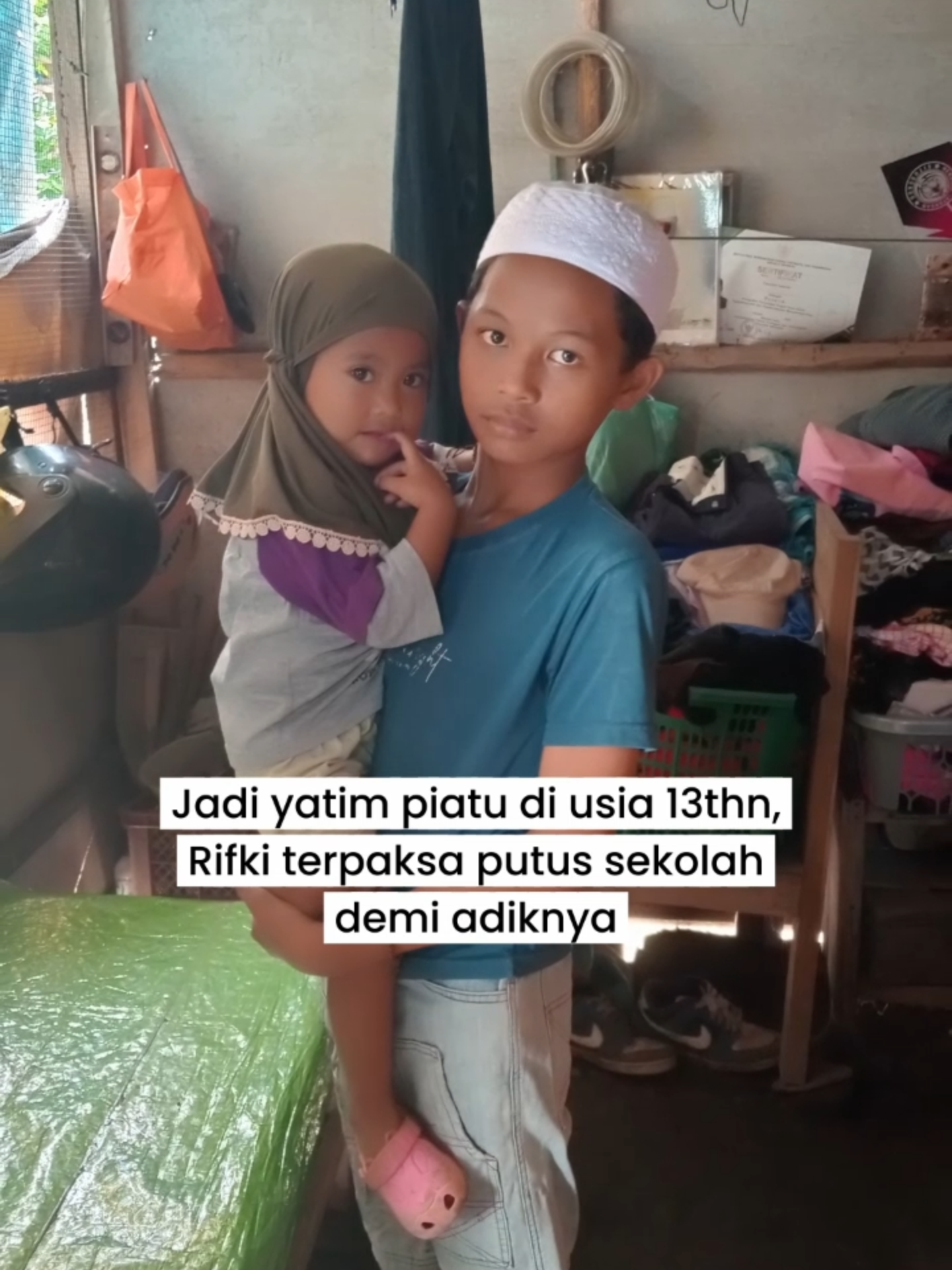 Urgent Open Donasi, Please Jangan di Skip ‼️ Mereka berdua harus bertahan tanpa ayah dan ibu 😟 ayahnya meninggal saat bekerja diluar kota, pilunya disusul ibunya meninggal 3 bulan lalu karena kanker payudara. Rifki terpaksa menitipkan adiknya ke tetangga karna harus bekerja.Hanya 5rb yang didapat, kadang juga tak dapat karena kayu bakarnya tak ada yang beli. kalo mau sama sama ringanin bebannya bisa Chat tiktok atau klik link bio ya ‼️ #fyp #viral #trending #anakhebat #yatimpiatu