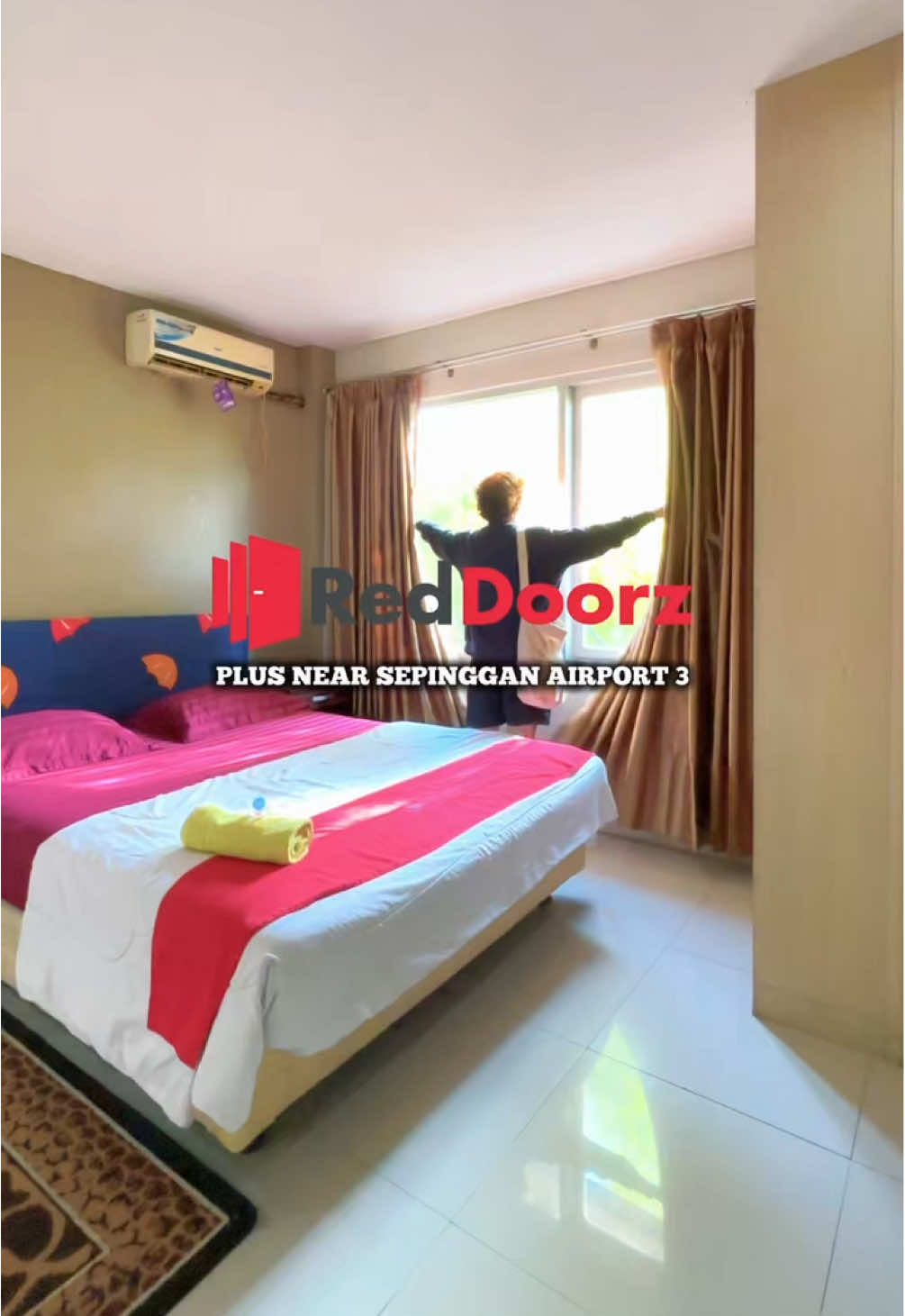 Cari penginapan deket Bandara Sepinggan tapi tetap nyaman & murah? Coba deh nginep di RedDoorz Plus Near Sepinggan Airport 3! Cuma 10 menit ke bandara, kamarnya bersih, adem, dan ada air panas juga  Biar makin hemat, bookingnya lewat aplikasi RedDoorz Masukkan kode promo YUKNGINEP pas checkout yaa~ #reddoorz #redtravelers #bukasemuapintu #reddoorzindonesia #staycationbalikpapan 
