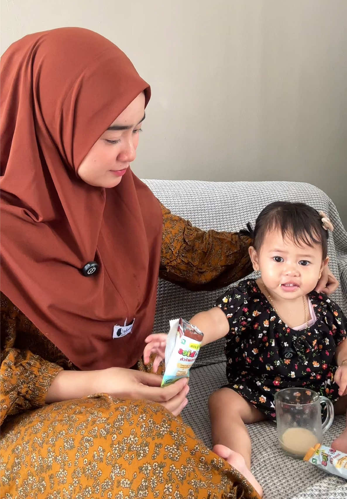 mamam biskuit dan minum susu