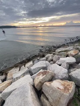 anh vẫn còn nhớ lần đầu tiên ta gặp nhauu. #xuhuongtiktok #chill #fypシ゚ #buon #sunset 