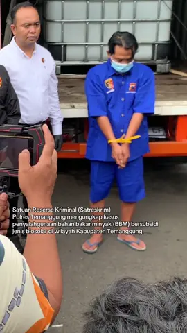 Ojo main-main nang wilayah Temanggung 🤪 BACA KRONOLOGI : Seorang pria berinisial SW, 42, warga Patean, Kabupaten Kendal, diamankan petugas saat melakukan kegiatan ngangsu solar subsidi menggunakan truk boks yang telah dimodifikasi. Kasat Reskrim Polres Temanggung, AKP Didik Tri Wibowo, menjelaskan, kasus tersebut terungkap pada Kamis, 16 Oktober 2025, sekitar pukul 11.00 WIB. Peristiwa diketahui saat petugas tengah melaksanakan patroli rutin di wilayah Kecamatan Bulu. “Petugas mendapati sebuah truk boks oranye yang mencurigakan di Jalan Raya Bulu–Parakan. Setelah dilakukan pemeriksaan, ternyata di dalamnya terdapat tiga kempu berkapasitas 1.000 liter, pompa minyak, dan sejumlah peralatan untuk memindahkan solar dari tangki SPBU,” jelas Didik, Selasa (28/10). Dari hasil pemeriksaan, petugas menemukan barang bukti sebanyak 367 liter solar subsidi, tiga kempu berbentuk kubus, satu jet pump, selang plastik biru, serta uang tunai Rp4,5 juta. Selain itu, terdapat 36 pelat nomor palsu dan 36 barcode pembelian BBM bersubsidi. Didik menyebut, modus yang digunakan pelaku yakni mengisi solar subsidi di beberapa SPBU di Kabupaten Temanggung. Itu dengan cara berganti-ganti pelat nomor palsu dan barcode agar tidak terdeteksi sistem kuota subsidi.  Selanjutnya, solar subsidi hasil ngangsu kemudian dipompa ke dalam kempu di dalam truk menggunakan pompa elektrik. “Dari pengakuan tersangka, kegiatan ini baru dilakukan dua kali dalam dua hari terakhir. Solar tersebut belum sempat dijual karena keburu kami amankan bersama truk dan barang buktinya,” terangnya. Didik membeberkan, tersangka diduga tidak bertindak sendiri. Polisi kini tengah melakukan pengembangan untuk mengungkap jaringan di atas pelaku. Hal itu termasuk pihak yang memerintahkan dan menyediakan modal pembelian BBM bersubsidi tersebut. “Dari hasil penyelidikan, tersangka ini bekerja untuk orang lain. Ia berperan sebagai sopir dan pengangkut solar subsidi. Kami juga masih menelusuri asal-usul barcode dan pelat palsu yang digunakan,” bebernya. Barcode yang digunakan pelaku, lanjut Didik, diduga dipesan secara online. Barcode tersebut dapat menampilkan data kendaraan sesuai pelat yang dipasang. Sehingga, operator SPBU tidak menyadari adanya manipulasi. “Tidak ada keterlibatan pihak SPBU karena sistem barcode ini saat ditembak menampilkan data sesuai dengan pelat kendaraan yang dipasang pelaku,” tambah Didik. Akibat perbuatannya, SW dijerat Pasal 55 Undang-Undang RI Nomor 22 Tahun 2001 tentang Minyak dan Gas Bumi, sebagaimana telah diubah dalam Pasal 40 angka 9 Peraturan Pemerintah Pengganti Undang-Undang Nomor 2 Tahun 2022 tentang Cipta Kerja, dengan ancaman pidana penjara maksimal enam tahun. Kendati begitu, kerugian negara akubat perbuatan SW memang belum besar. Diperkirakan kerugiannya sekitar Rp5 juta karena baru dua hari beroperasi.  