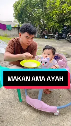 Dedek asyifa lagi makan ama ayah dulu ya nang umak lagi repot masak @RM MANDAILING IYAN SAHUTA 