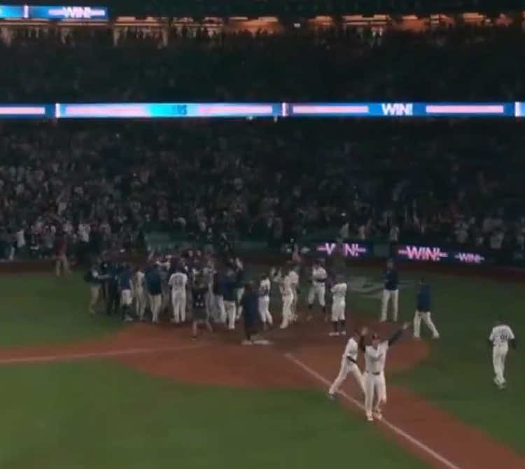 FREDDIE FREEMAN WALK OFF!!! Dodgers up 2-1 in the World Series #freddifreeman #postseasonhero #dodgers #extrainnings #walkoff