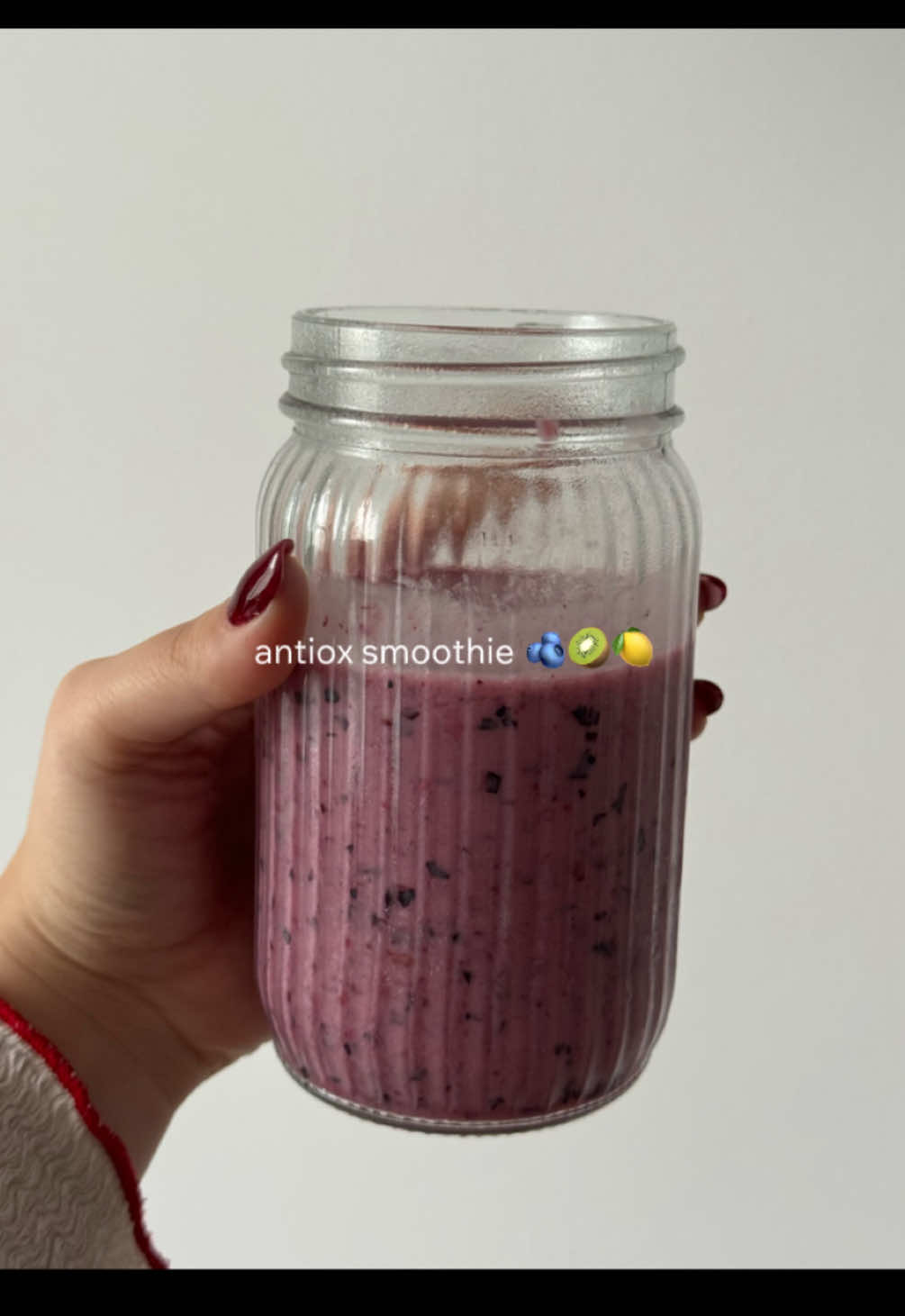 Abia astept sa revin la contentul meu zilnic, dar pana una alta va mai arat cateva retete, poate mai are cineva nevoie.😅 Eu una incep sa vad rezultate, mici, dar sunt.🥹 Nu ma mai dor cosurile atat de tare si s-a mai redus inflamatia. 👀  #morning #breakfast #breakfastideas #smoothie 