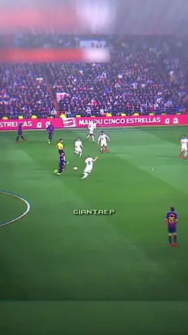 kalo mau bilang aja Jan di tarik:ketika legenda Madrid menarik baju Lionel Messi di elclasico #realmadridfc #barcelona #barcavsmadrid #lionelmessi #lucamodric🇭🇷 