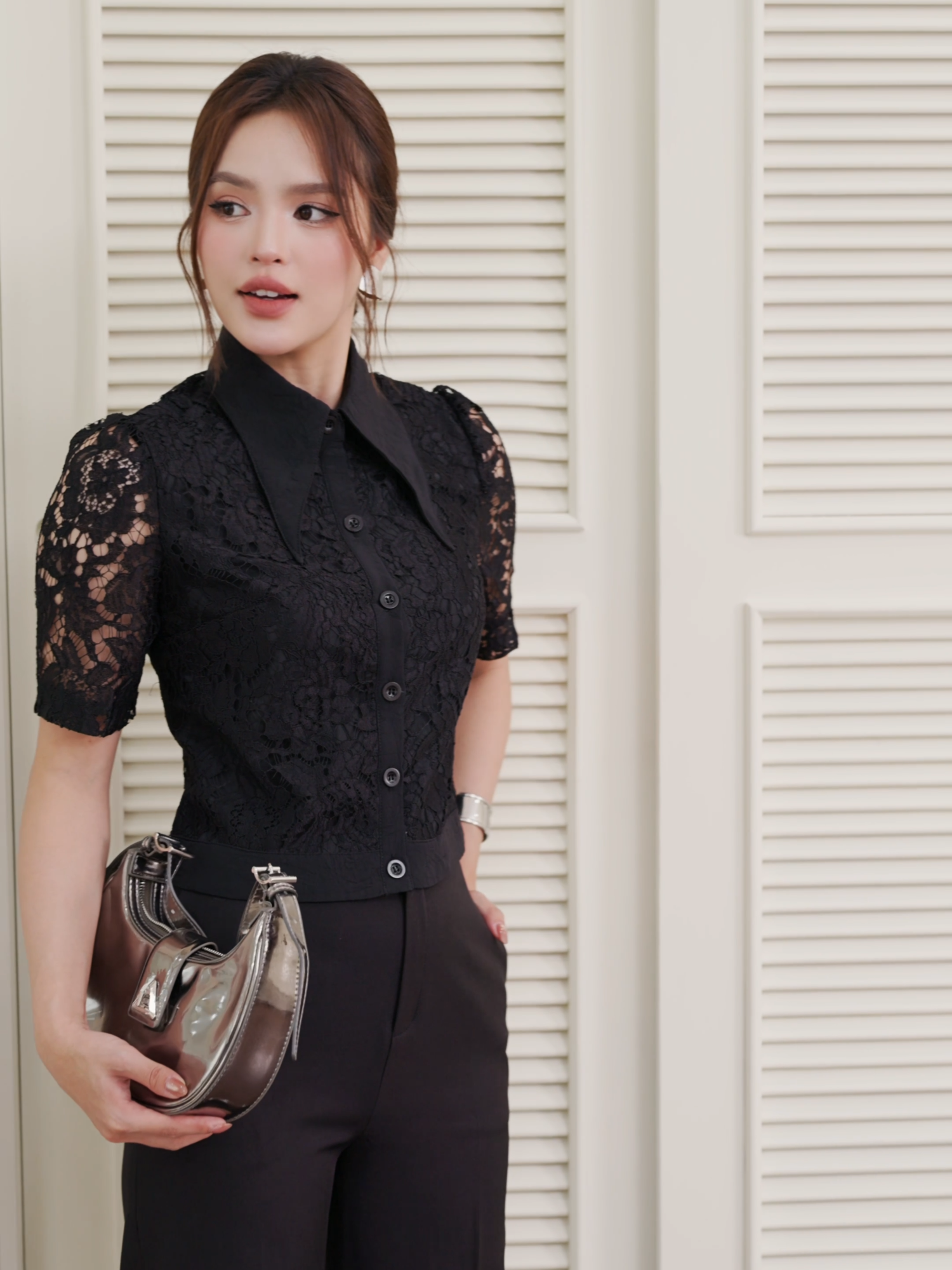 Giản dị nhưng không hề đơn giản – sơ mi ren phối gấu nẹp cổ là lời khẳng định cho phong cách thanh lịch của nàng hiện đại. Sắm ngay 1 item để nổi bật trong mùa thu này nhé! #nkfashion #thoitrangcongso #somi