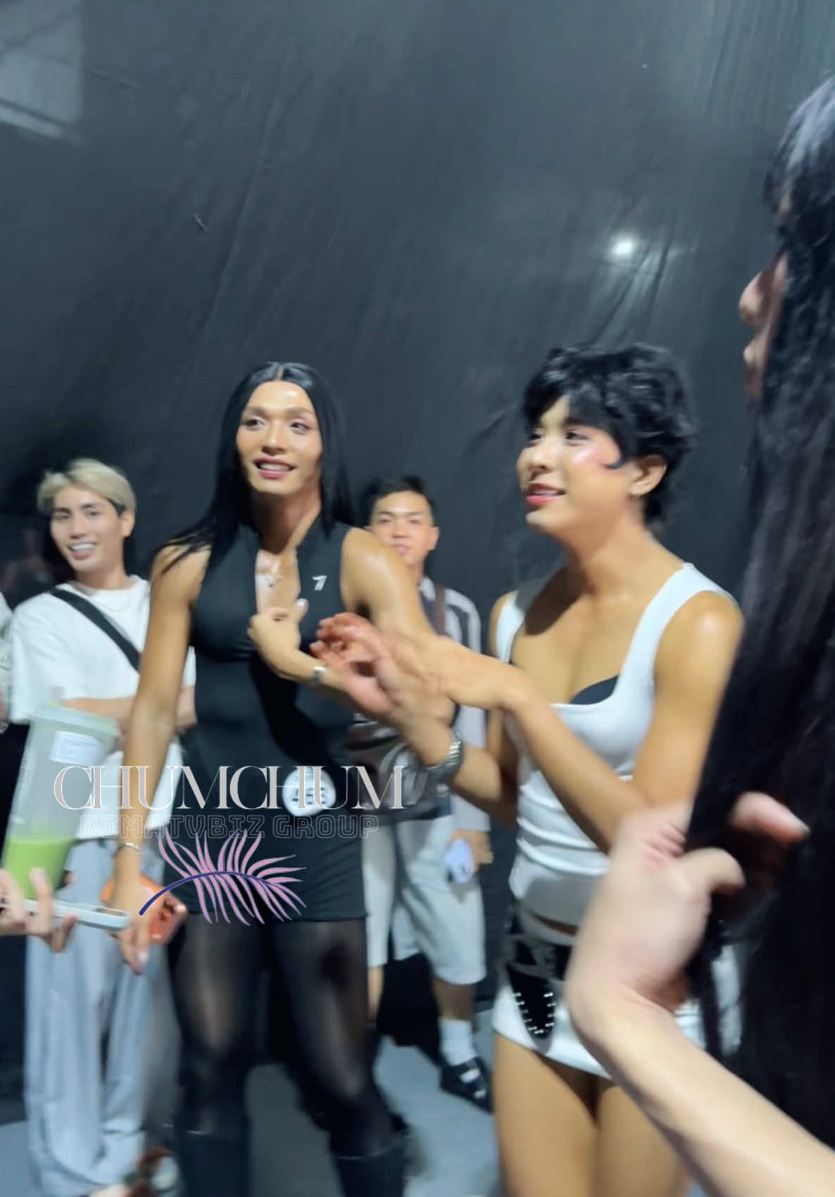 Siêu mẫu Võ Hoàng Yến giật bắn người khi thấy quá nhiều ống kính #ChumChum #EmergeFashionShow2025 #EFS2025byChumChum #NTKDoLong #NTKDoLongByChumChum #vohoangyen 