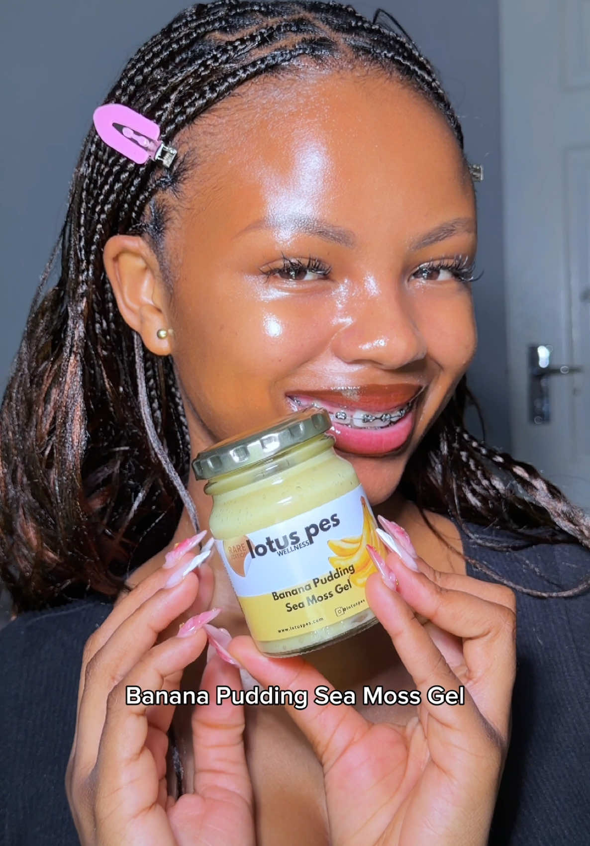 🍌 Banana Pudding Sea Moss Gel. Indulgence meets nourishment — a dessert-inspired glow you can feel from within. Smooth, creamy, and naturally sweet, this limited-edition blend delivers essential minerals to feed your skin, gut and energy. 💛 Benefits: – Promotes healthy digestion and reduces bloating – Boosts collagen for radiant, glowing skin – Supports immunity, thyroid and metabolism – Replenishes minerals for balanced energy and mood – Made with wildcrafted Irish sea moss + real banana for natural sweetness Your body’s favourite treat — eat it by the spoon, blend into smoothies or enjoy as a guilt free dessert that works wonders from the inside out. ✨ Glow never tasted this good. #lotuspes #bananapuddingseamoss #guthealth #skin #seamossgel 